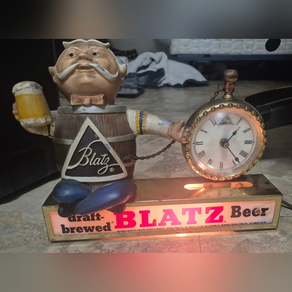 Vintage Working 1950's BLATZ Beer Lighted Bar Advertising Clock Sign Light USA - Picture 2 of 10
